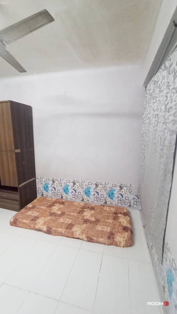 Middle Room for Rental