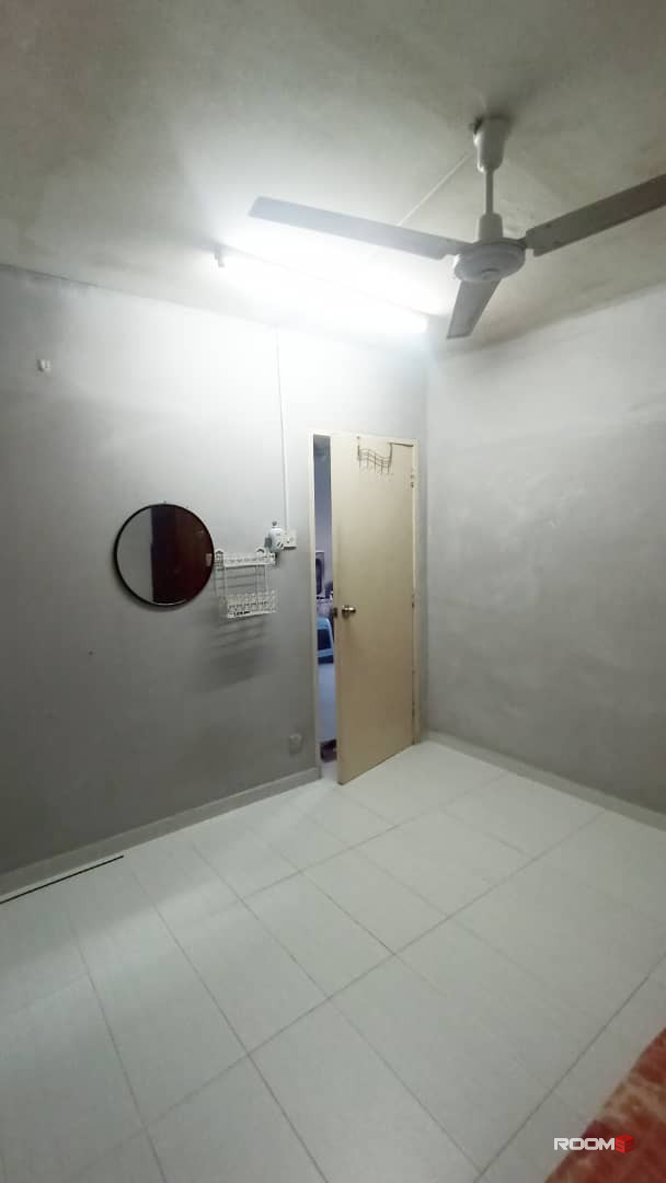 Middle Room for Rental