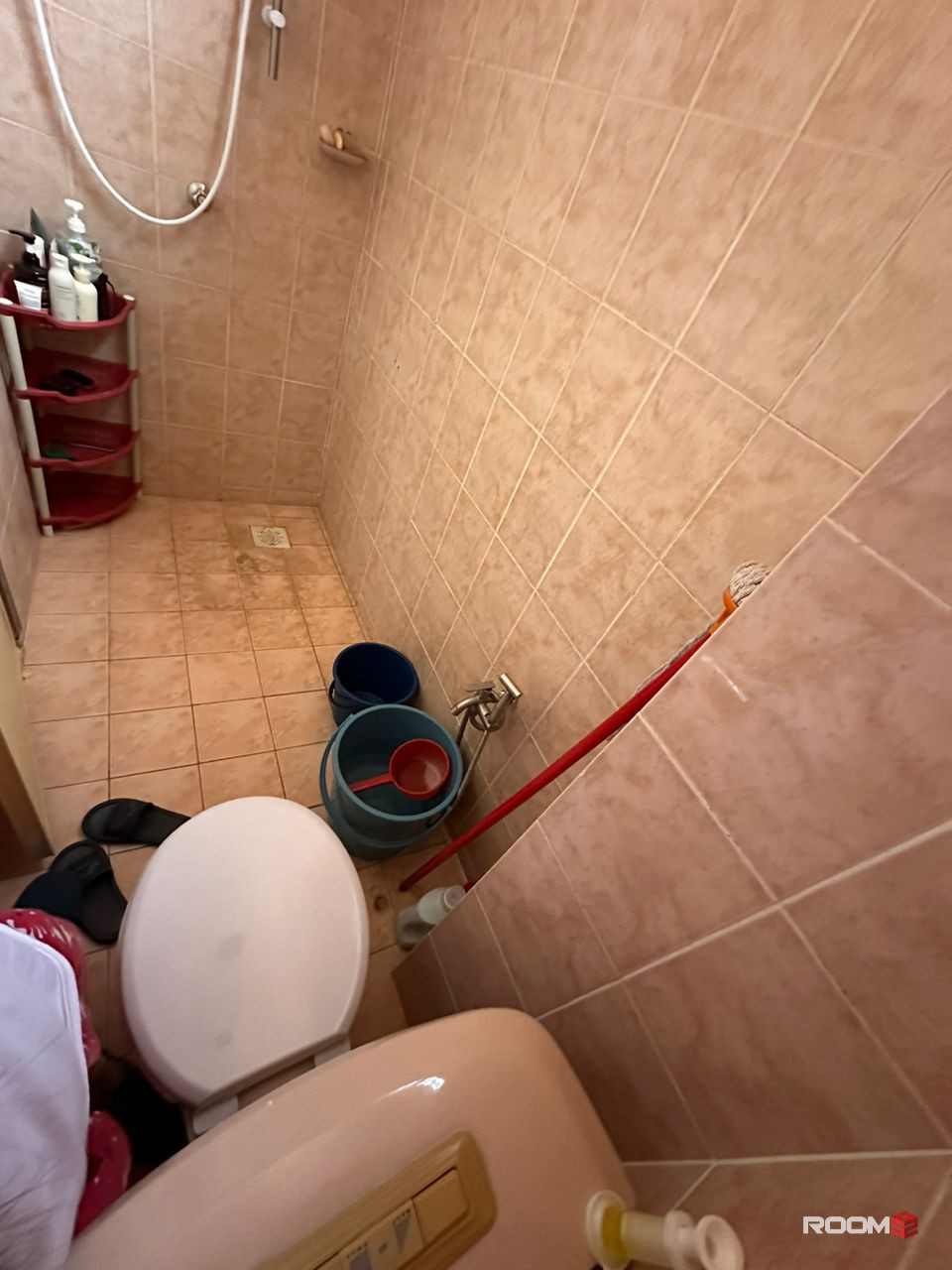 5 minutes drive to MRT, One Utama Shopping Mall, KPMG and First Avenue.