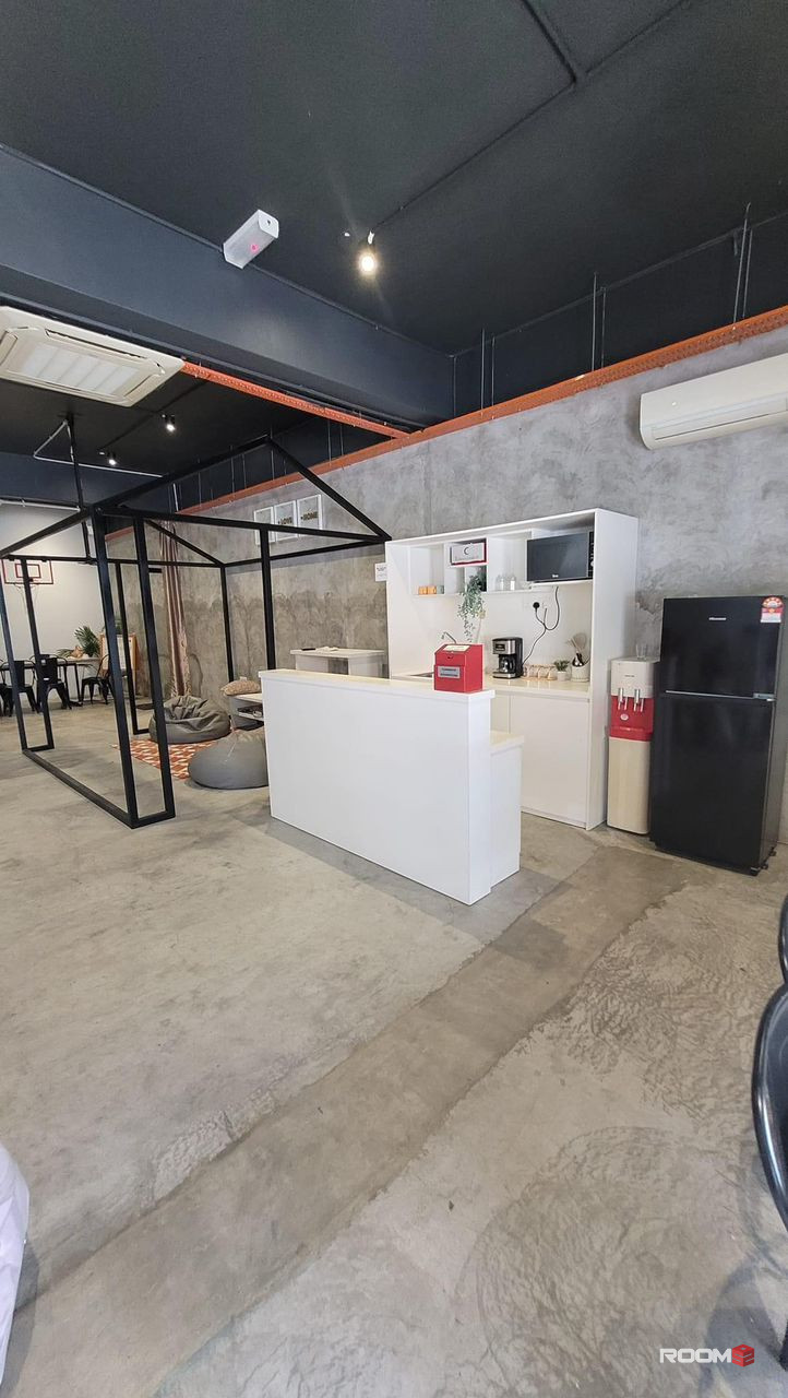 🤩ROOM FORN RENT AT SUBANG JAYA 🤩🚶‍♂️🚗Nearby Location: 📚MTI College - 6 mins Drive 📚Schwin College - 7 mins Walk 🚉