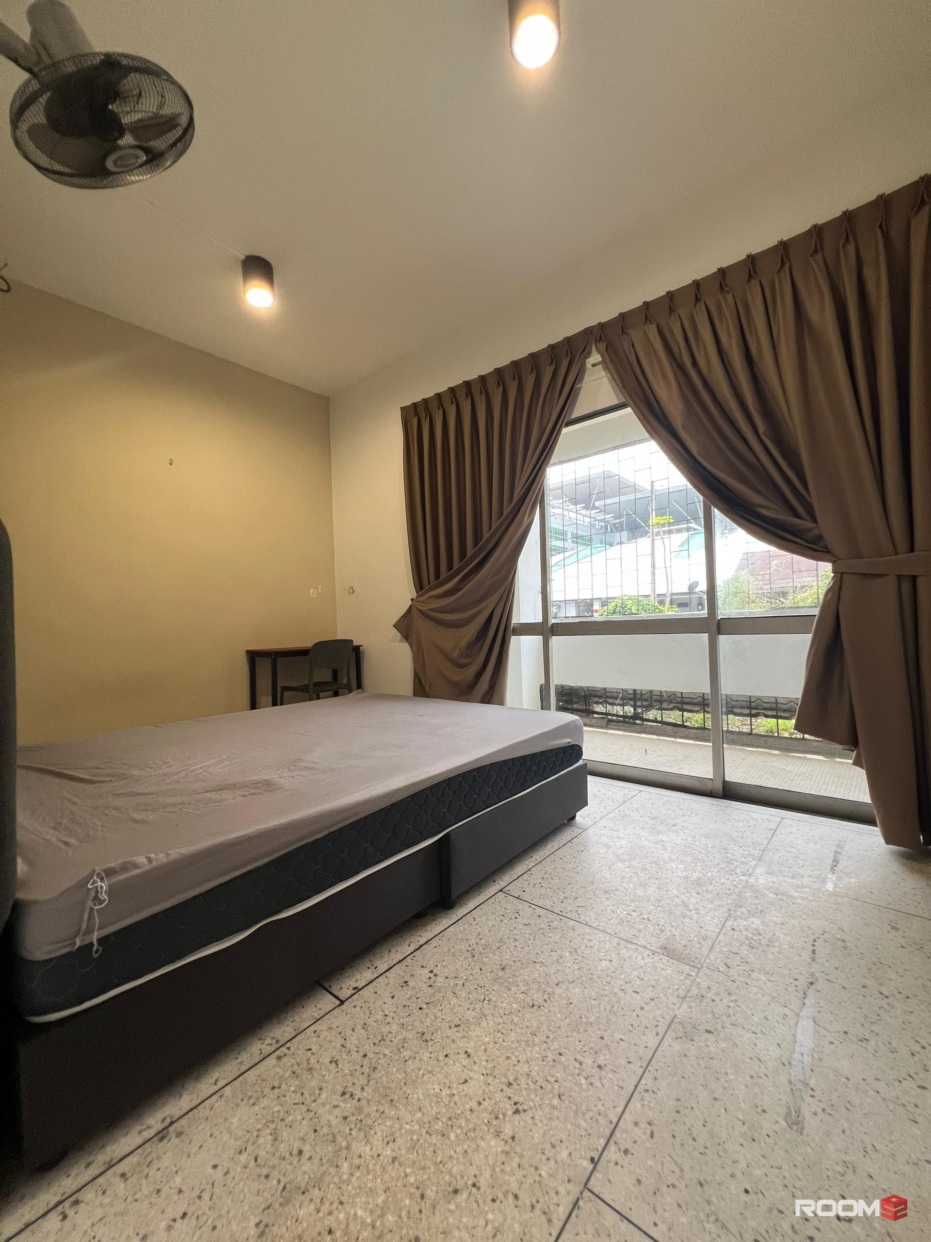 10MINS walk to CIQ/Kastam 🚶Single room with balcony rent at Jim Quee Apartment🏠Zero Deposit/Low Deposit