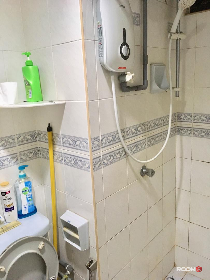 Middle room for rent at Mutiara Oriental Condominium prefer 👩female