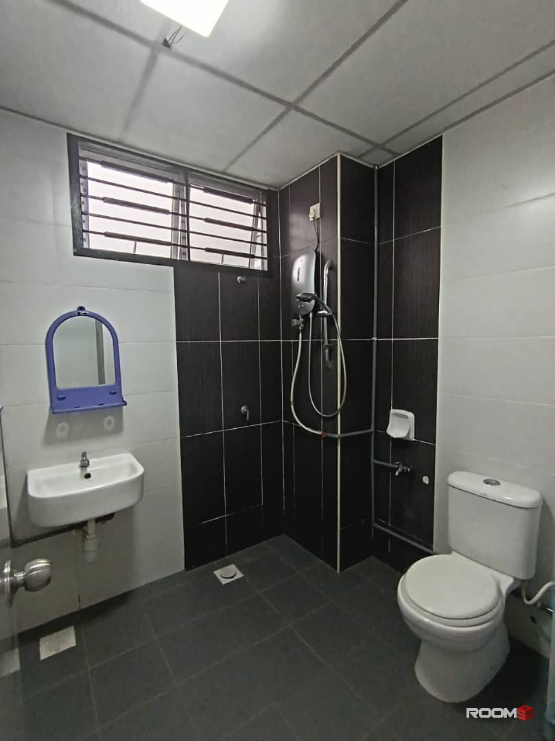 Male Room for rent at Larkin Heights @ Larkin Idaman