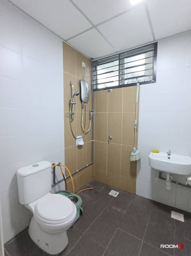 Male Room for rent at Larkin Heights @ Larkin Idaman