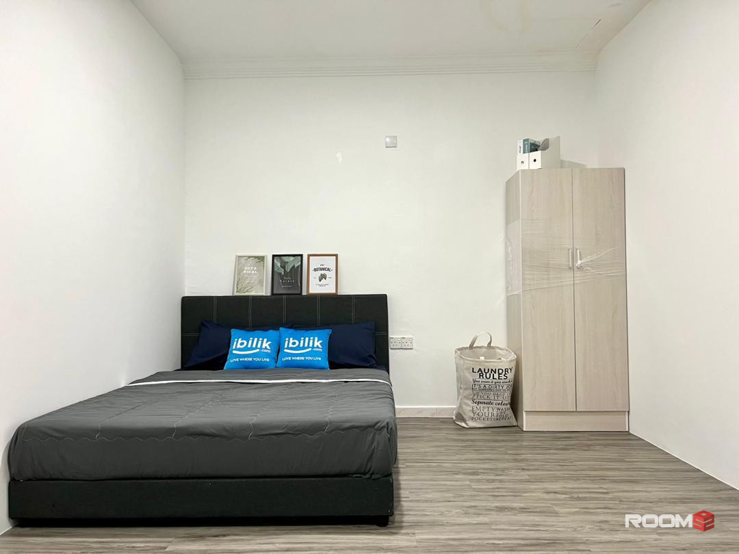 🚶‍♀️ Just steps from IKEA Tebrau & Toppen Mall – Comfy hotel vibes, private bath, and high-speed WiFi! 🛋️🍃