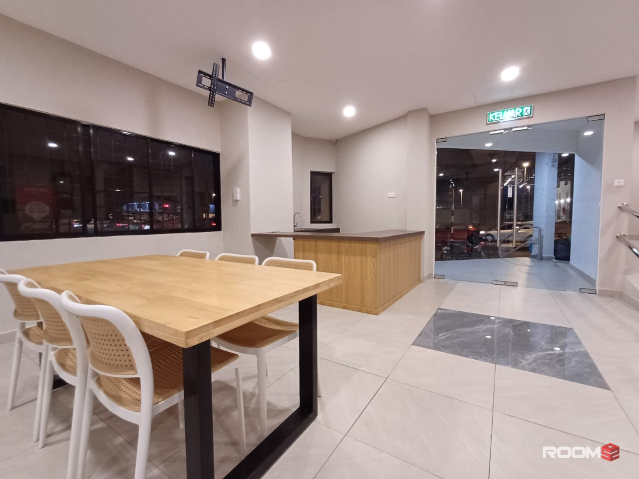 KENTONMEN , JALAN IPOH, MASTER ROOM COLVING TO RENT, ZERO DEPOSIT