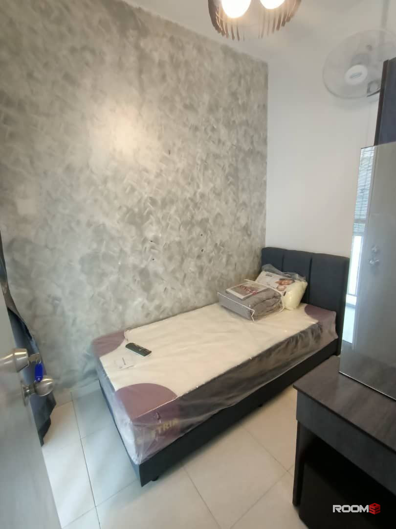Male room for rent at SuriaMas Suite @ Larkin JB