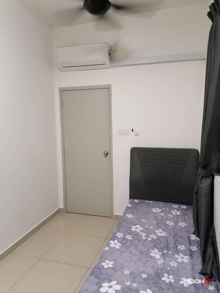 Room for rent at Season Luxury Apartment at Larkin