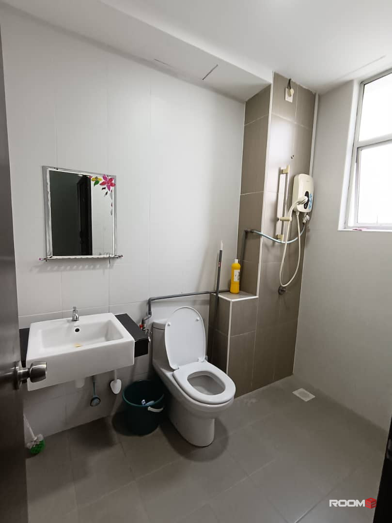 Male room for rent at Suriamas Suite @ Larkin JB