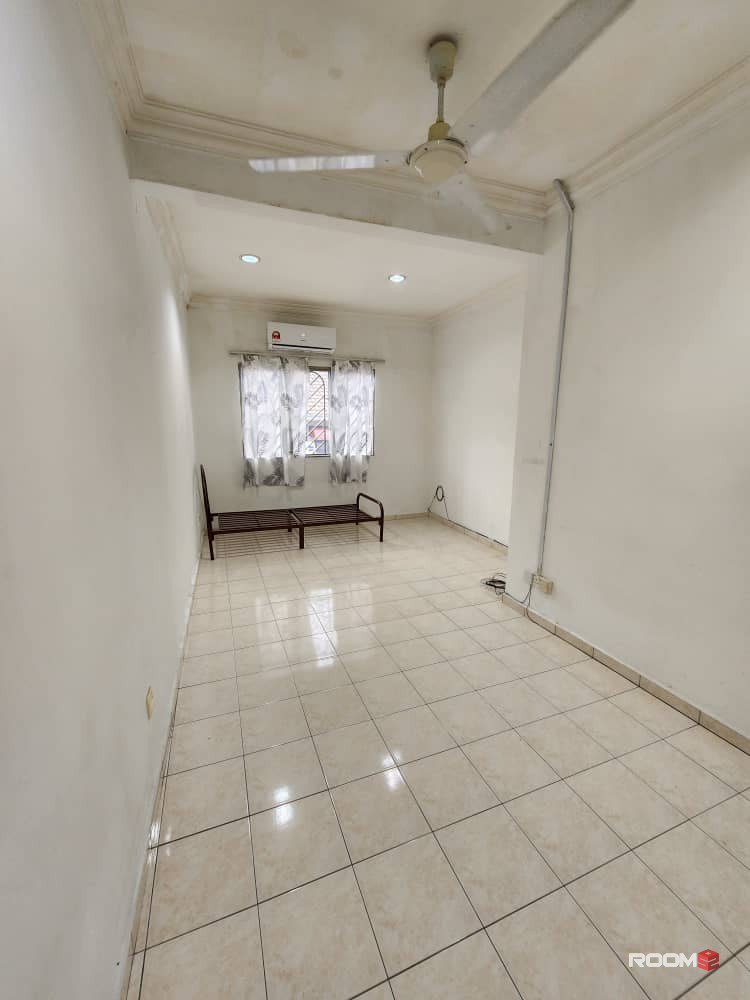 Middle Room at Pusat Bandar Puchong, Puchong