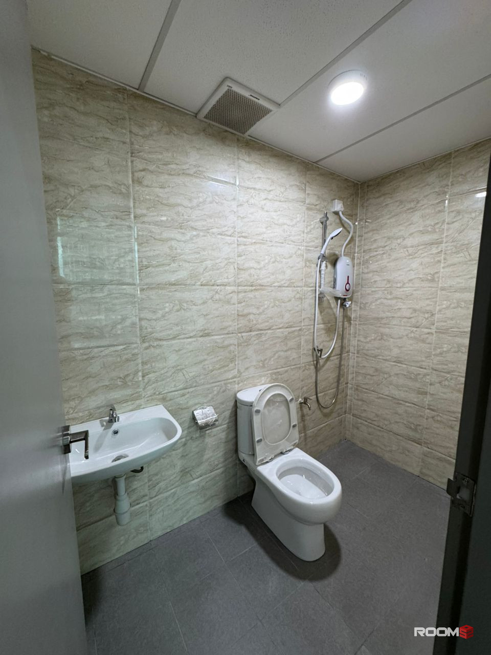 OFFER ⭐ Furnished Room for Rent near Tunku Abdul Rahman University Of Management and Technology