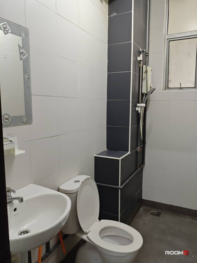 Male room for rent at SuriaMas Suite @ Larkin JB