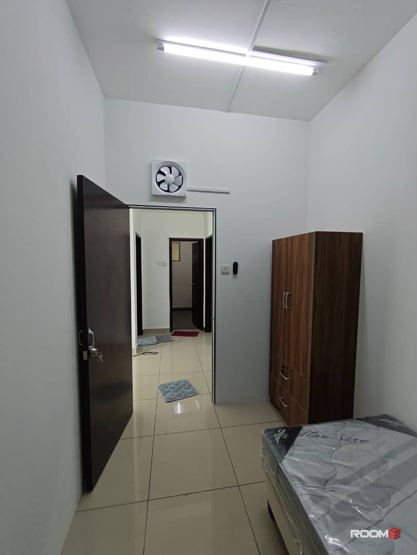 Male room for rent at SuriaMas Suite @ Larkin JB