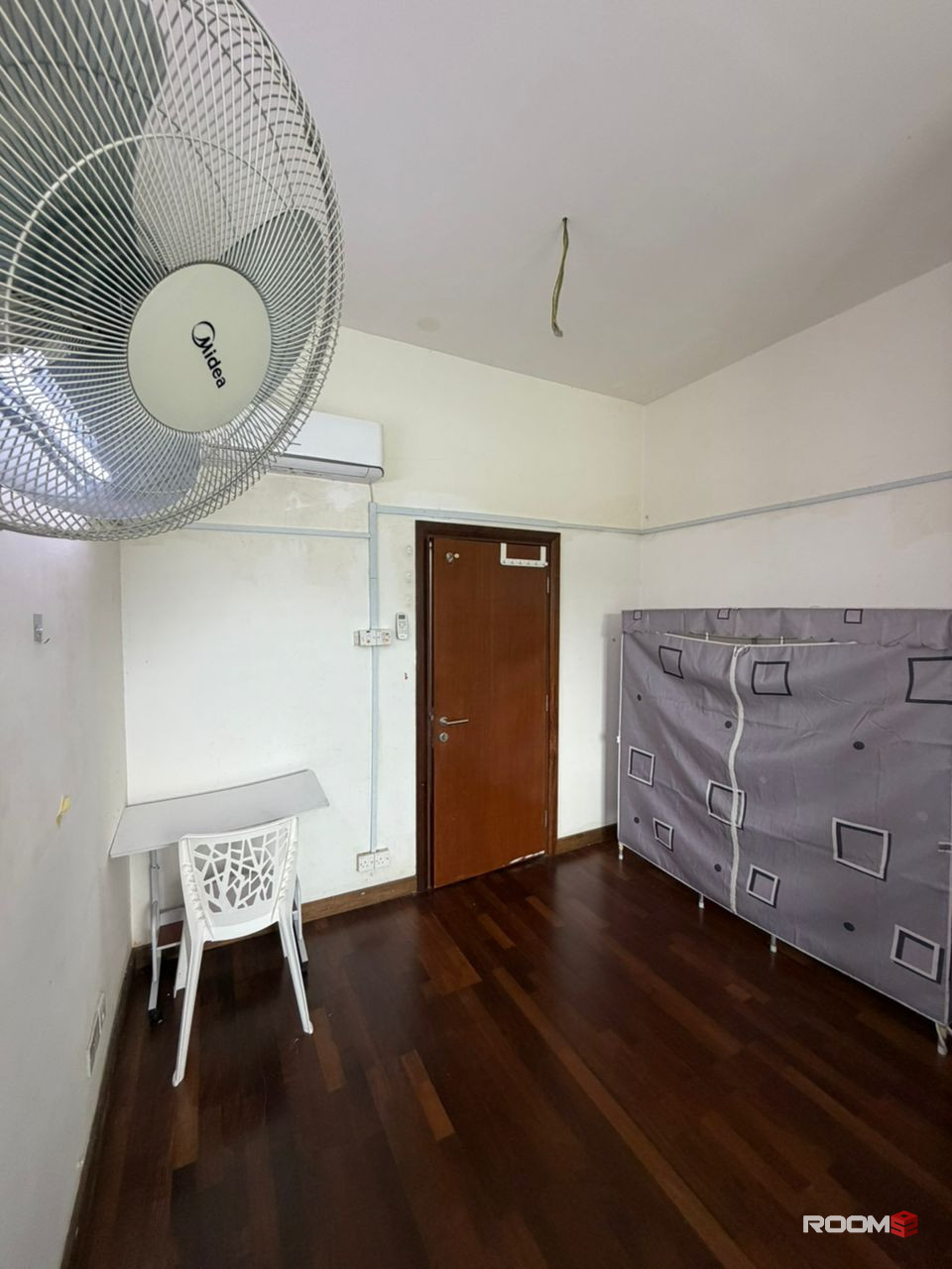 🤩LOW DEPOSIT🤩SEKSYEN 22 PETALING JAYA SPACIOUS QUEENBED MIDDLE ROOM FOR RENT🏠1 MIN WALKING DISTANCE TO TAMAN PARAMOUN