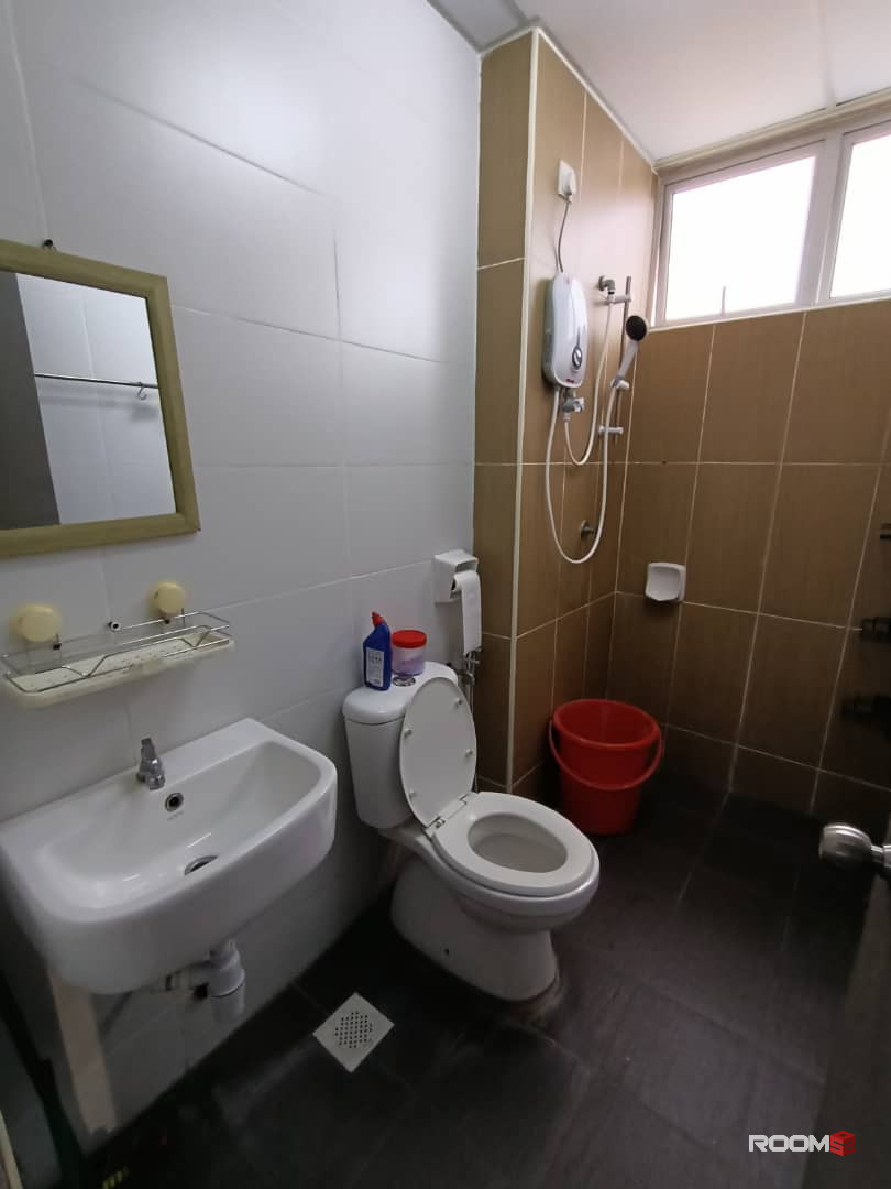 Female room for rent at Larkin Height @ Larkin Idaman