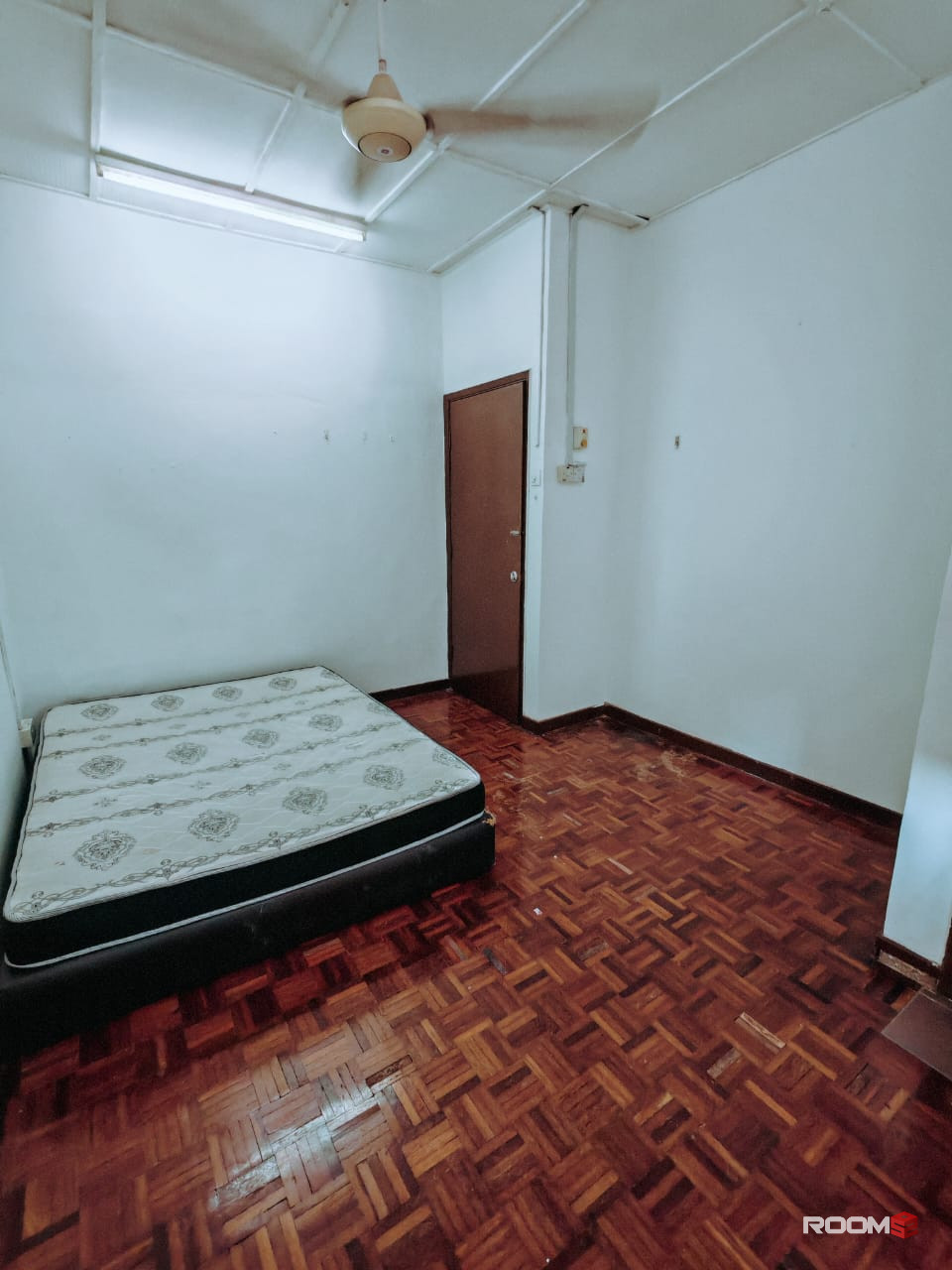 🚗 Mid Valley, The Gardens Mall in 10 Mins drive 💰 1 month deposit only Medium Room