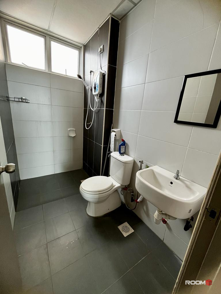 Female room for rent at Larkin Height @ Larkin Idaman