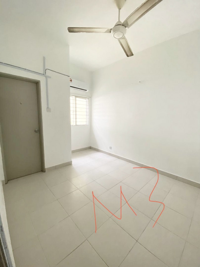 Medium Room for Rent in Setia Alam!