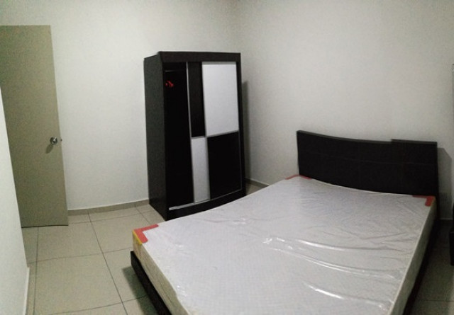 Nice! Limited Medium Room to Rent at Jalan Bayan, Bandar Puchong Jaya! Weekly Cleaning Provided!