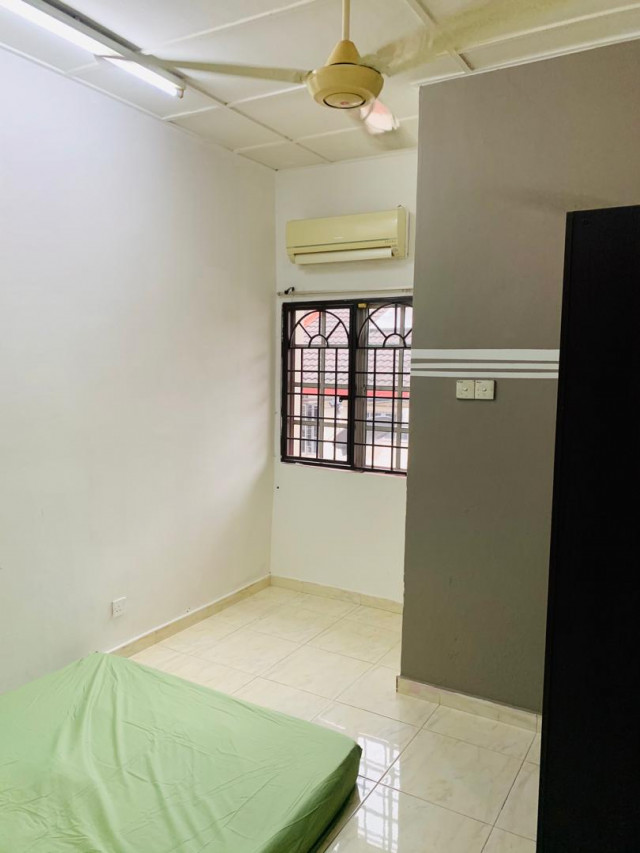 Aircond Medium Room For Rent At Taman Wawasan 3 Puchong