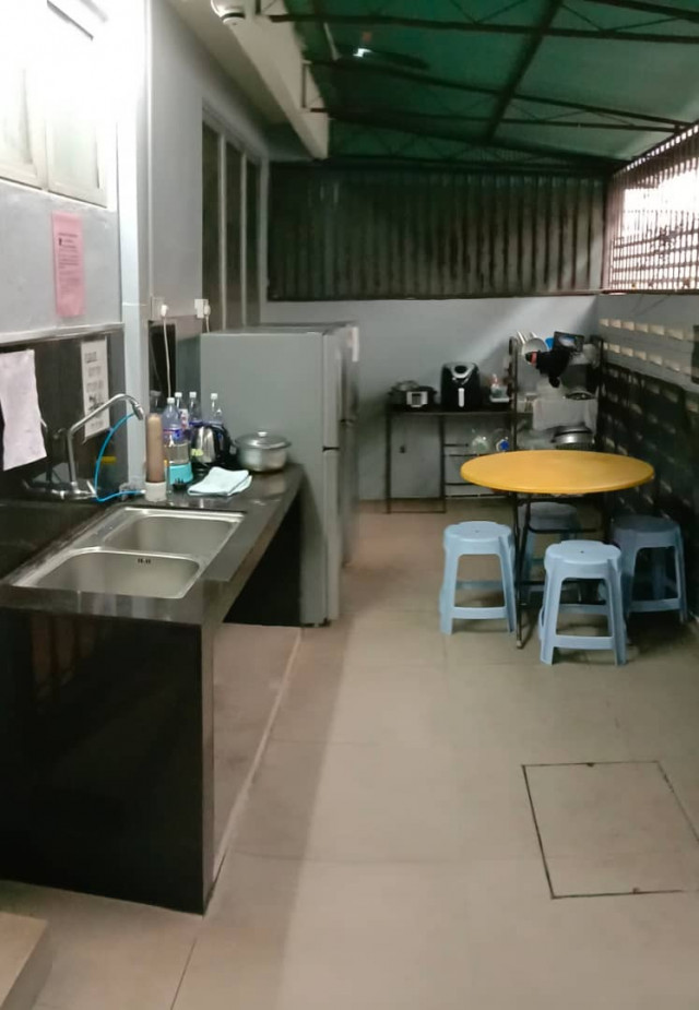 Limited Medium Room to Rent at Jalan Tempua, Bandar Puchong Jaya. Very Hot Area! Free Cleaning and WiFi Provided.