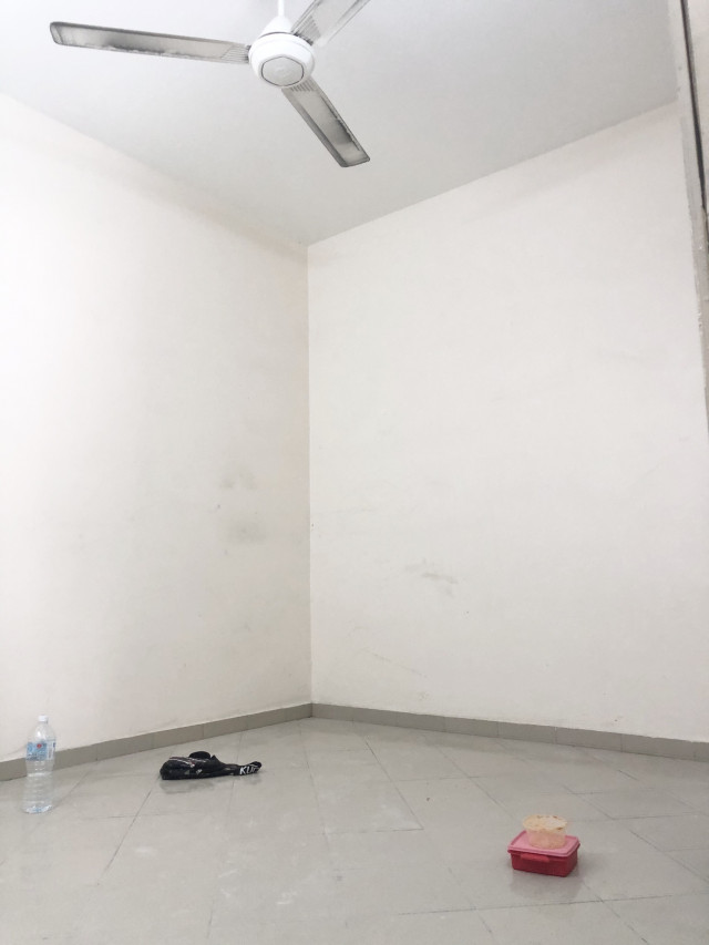 Walking Distance to BAC College ! Medium room with private toilet