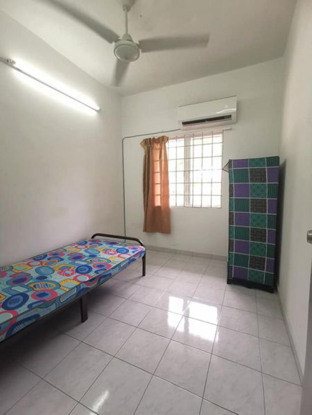 Room for rent in Taman Sea!!!