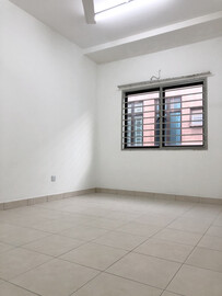 Medium Room In Setia Alam!