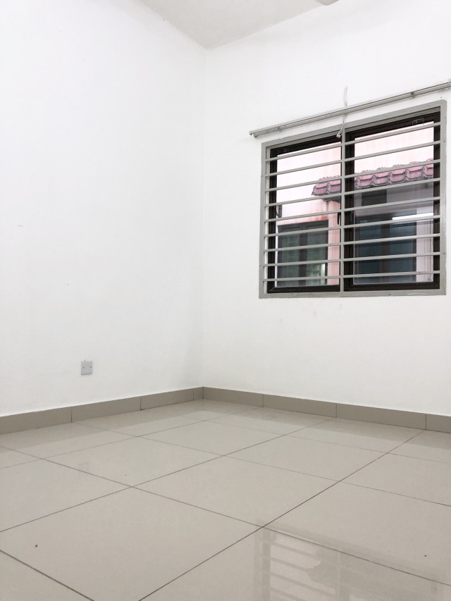 Medium Room In Setia Alam!