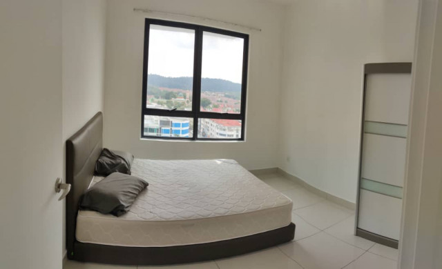 Middle Room for Rent At 8 Kinrara