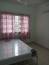 Master room with attached bathroom at Meru, klang